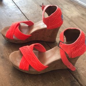 Toms bright orange wedges